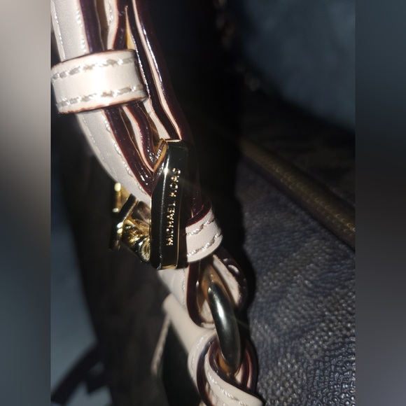 MICHAEL KORS Bundle Handbag Large Brown with Tan Leather Straps and Wristlet - Picture 8 of 8